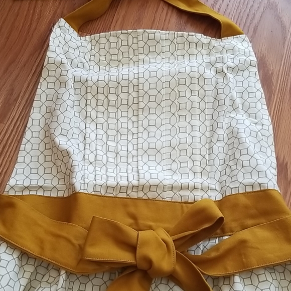 Threshold Apron & Oven Mitt Set - Picture 4 of 4